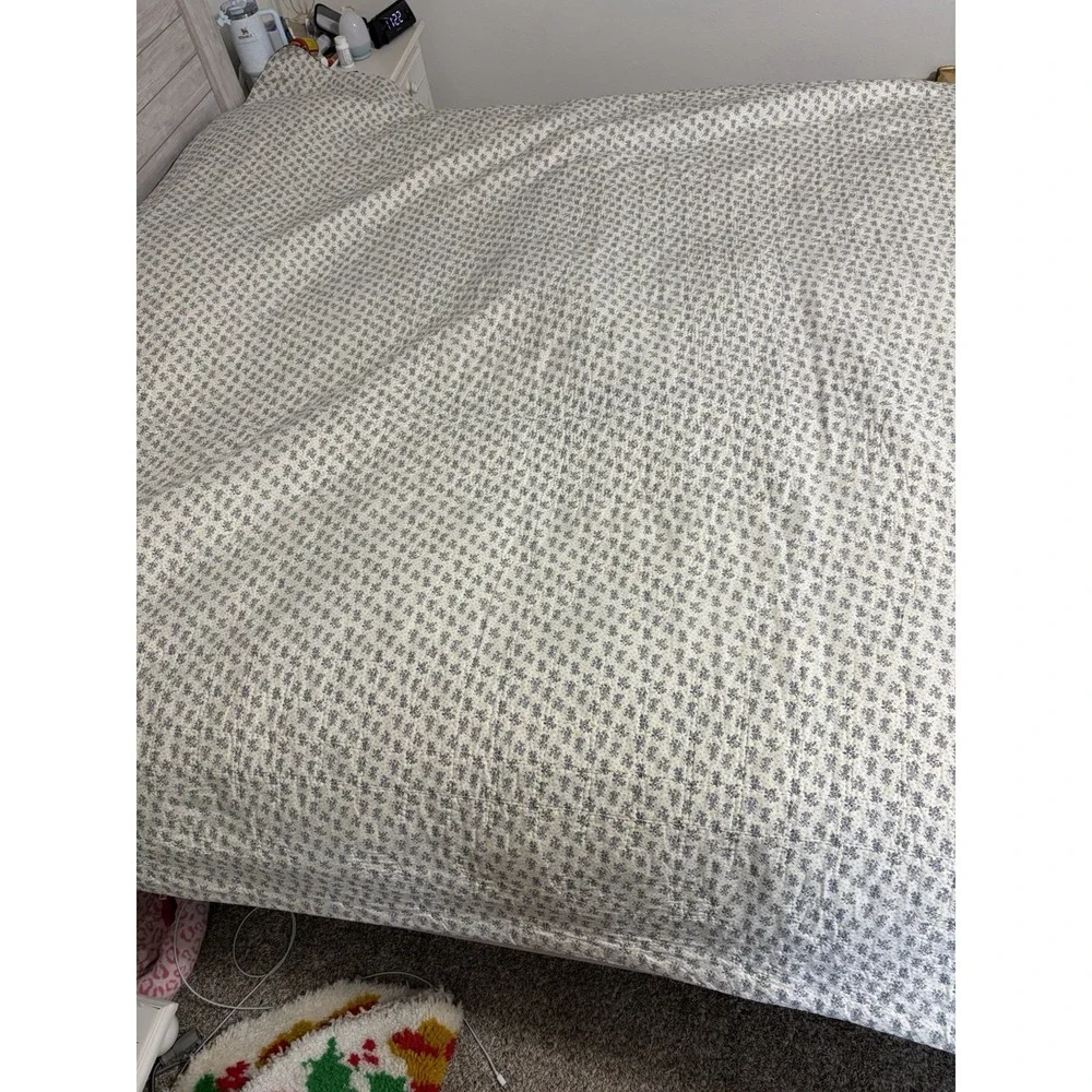 Vintage Quilt Queen Size 92 x 98 Embroidered Leaf, Country Pattern Cottagecore